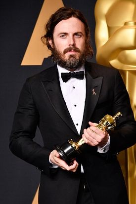 Casey Affleck posa con su estatuilla