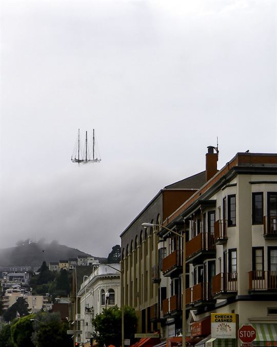 Un barco en el mar de la ciudad