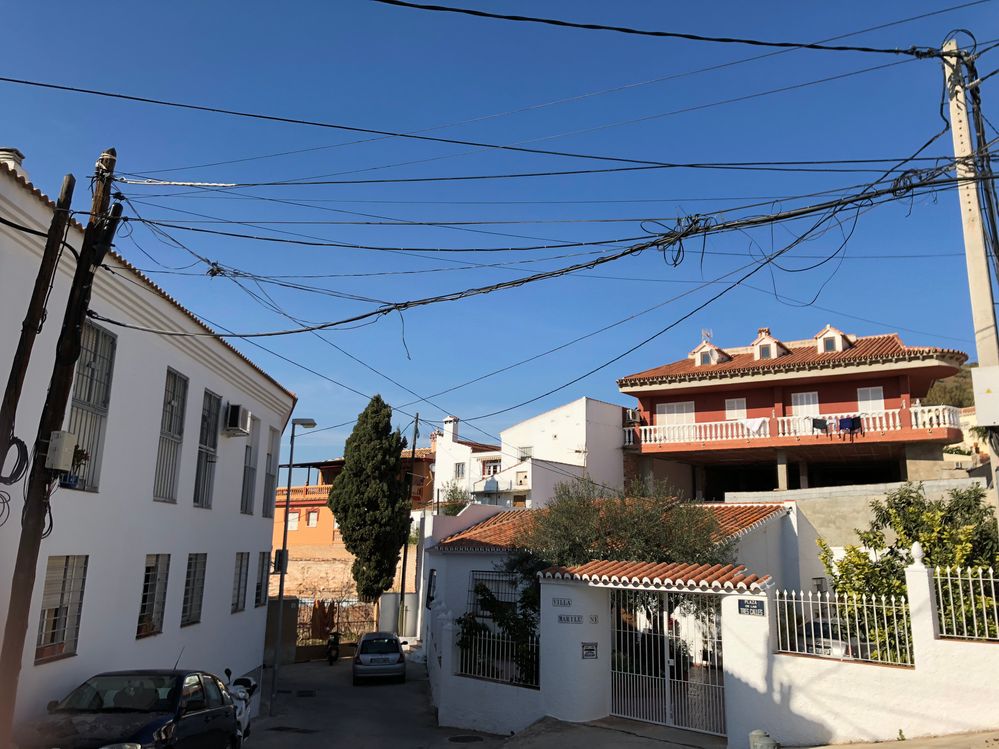 los cables que van de la cto a la fachada del vecino pz tres calles
