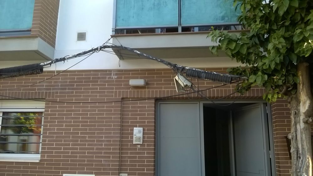 Cables colgando de un balcón