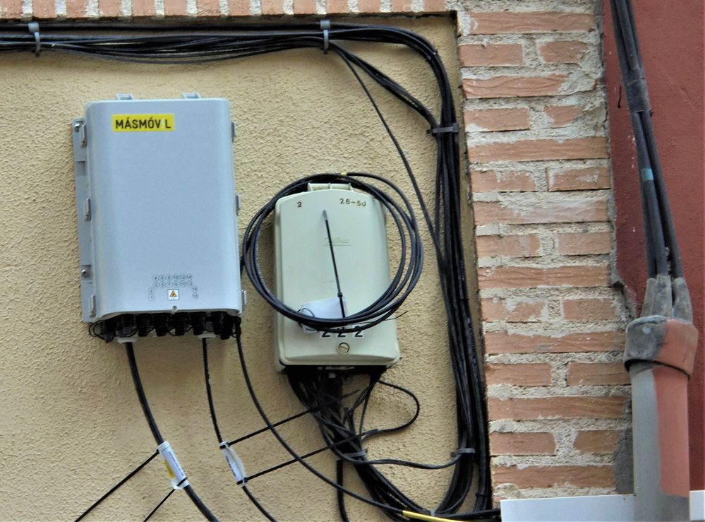 Caja conexión Fibra de MásMóvil junto a Movistar