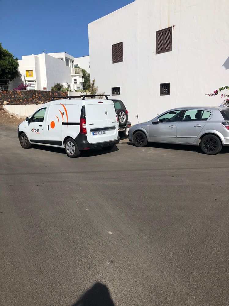 coche del operario instalando  el cableado no autorizado