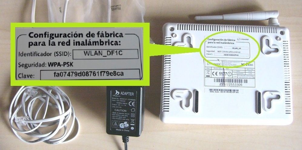 Ejemplo de pegatina con identificador de red (SSID), tipo de Seguridad y Clave de Acceso. (Los datos mostrados en la imagen superior son un ejemplo, cada router posee su propia red y clave de acceso.)