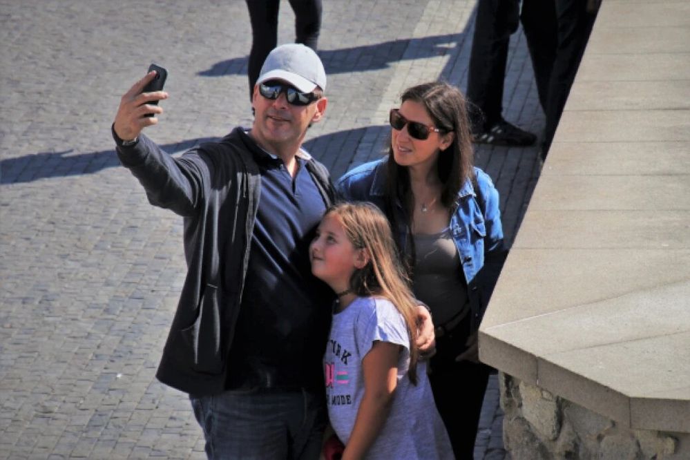 Familia haciendose un Selfie con un Smartphone.jpg