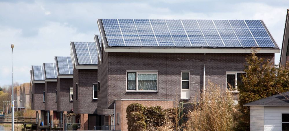 Viviendas equipadas con paneles solares en San Roque, Cádiz.