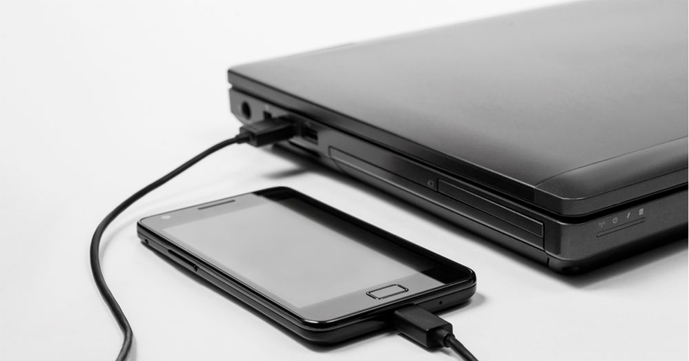 Móvil cargando PC.jpg.png