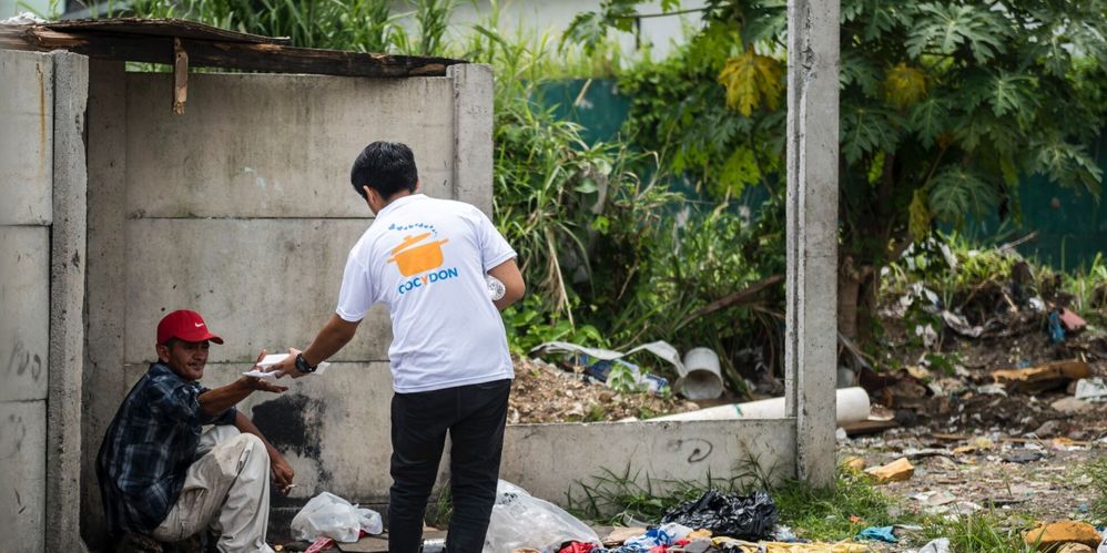 Un voluntario ayudando..jpg