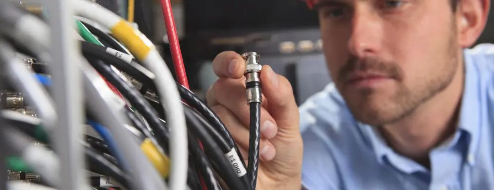 Ingeniero de redes que sostiene la conexión.jpg