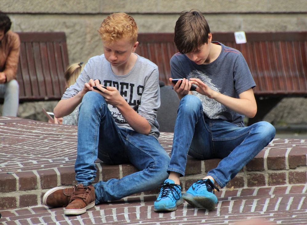 Jóvenes adolescentes niños smartphones.jpg