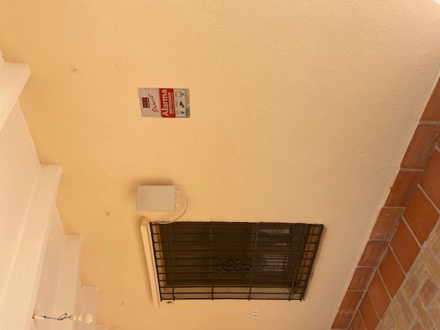 01 Detalle colocacion de antena en porche casa.jpg