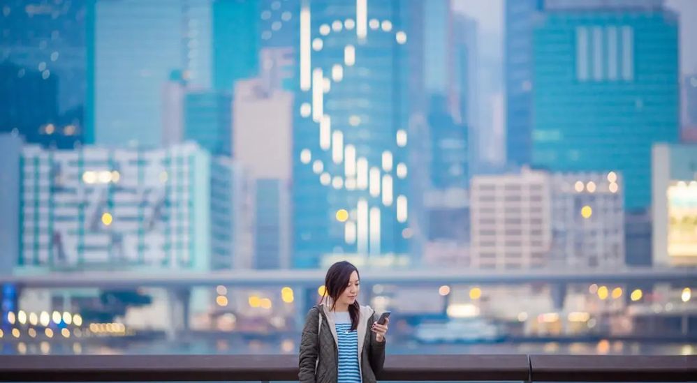 Mujer usando smartphone Smartcity.jpg