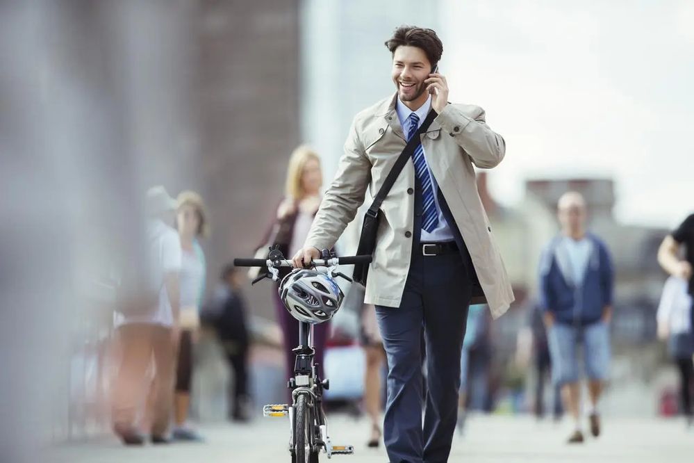 Hombre hablando por móvil y paseando con su bicicleta.jpg