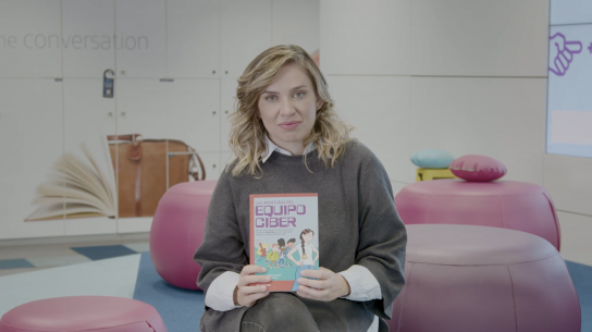 Como protagonista del libro ‘Las aventuras del Equipo Ciber’, Yaiza ayuda a niños de primaria y la ESO a entender las ventajas y riesgos de las nuevas tecnologías