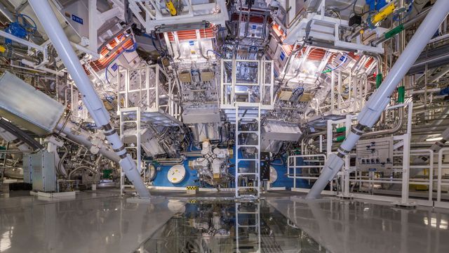 Otra vista del National Ignition Facility, la parte externa de la esfera. (NIF)