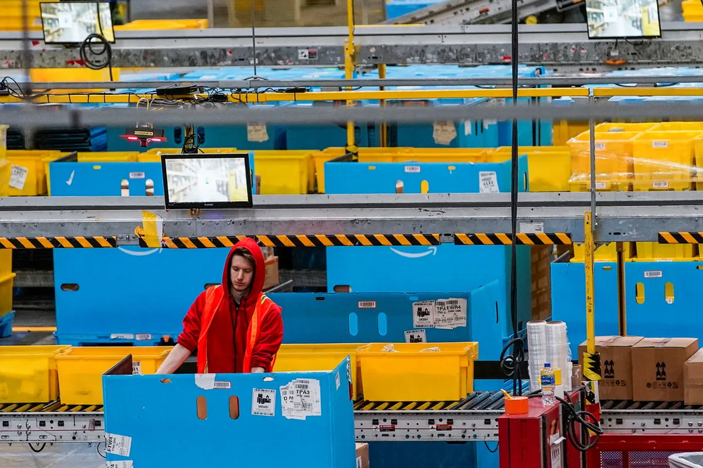 Trabajador Almacen Amazon.png