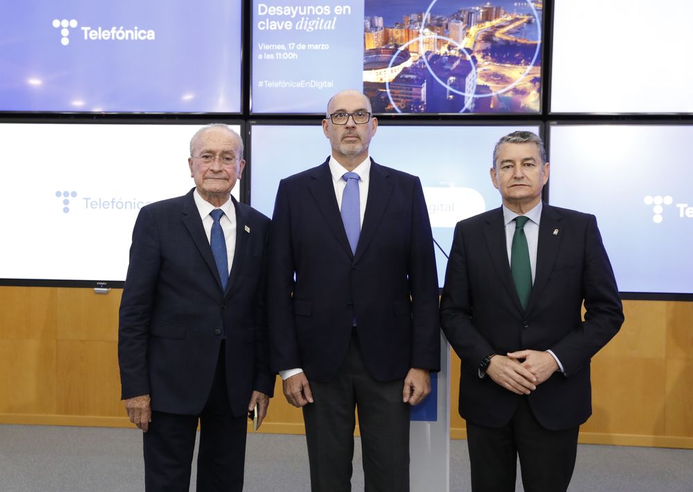 De izquierda a derecha: Francisco de la Torre, alcalde de Málaga; Emilio Gayo, presidente de Telefónica España, y Antonio Sanz, consejero de la Presidencia, Interior, Diálogo Social y Simplificación Administrativa de la Junta de Andalucía
