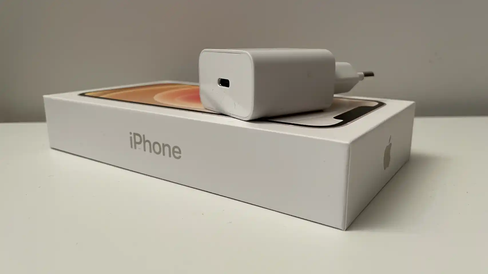 Cargador sobre una caja de un iPhone 12.