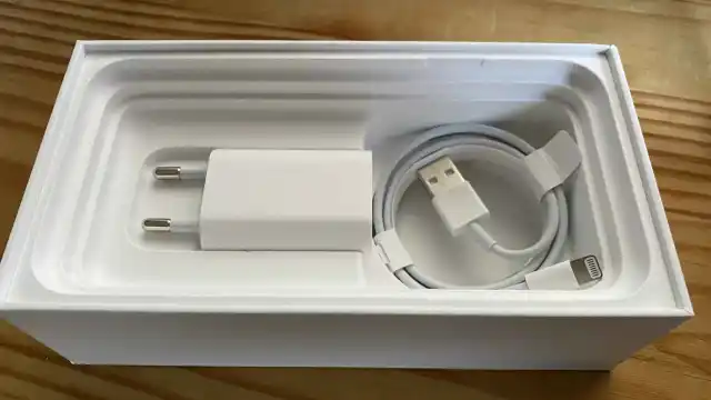 Cargador y cable Lightning incluidos con el iPhone 11.