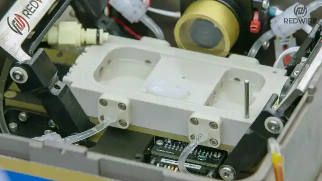 Menisco a punto de ser introducido en el recipiente. Redwire Space