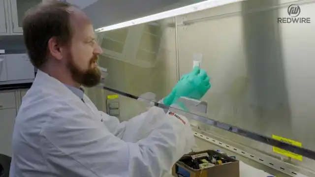 Ingeniero de Redwire trabajando sobre el menisco. Redwire Space