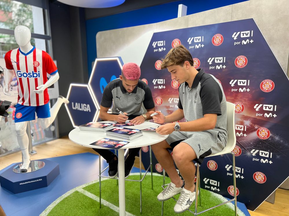 Yan Couto (izda.) y Pablo Torre, jugadores del Girona FC, en la tienda Movistar