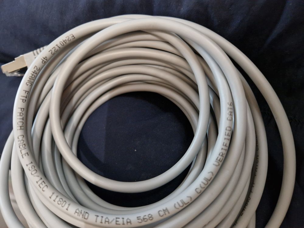 foto cable ethernet de una tienda de informática