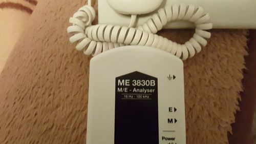 Modelo de medidor y distancia al teléfono