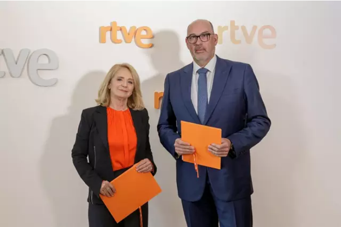 La presidenta interina de RTVE, Elena Sánchez Caballero, y el presidente de Telefónica España, Emilio Gayo. - RTVE
