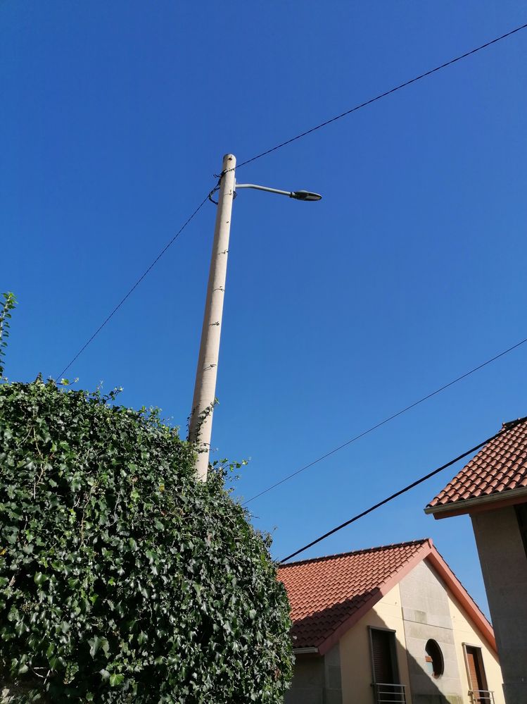 Altura de los cables de Telefonica (los dos bajos) respecto al de iluminación