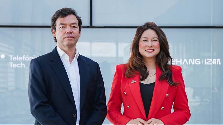 Alfredo Serret, director global de IoT de Telefónica Tech y Victoria Jing Xiang, COO de EHang para Europa y Latam.