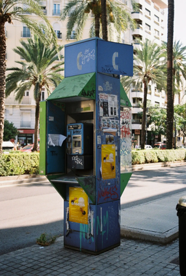 Cabina telefónica en el barrio de Ruzafa de Valencia, imagen de archivo. Raquel Granell
