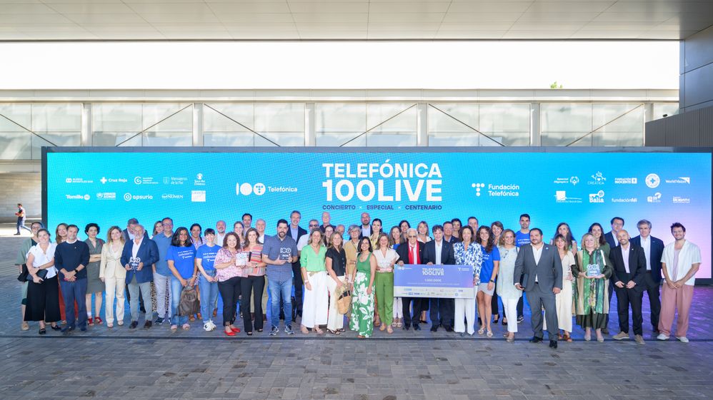 Entrega recaudación Telefónica 100 Live.jpg