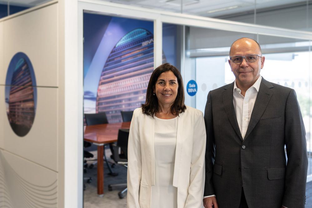 De izq. a dcha.: María Jesús Almazor (Telefónica Tech) y Sergio Fidalgo (BBVA)
