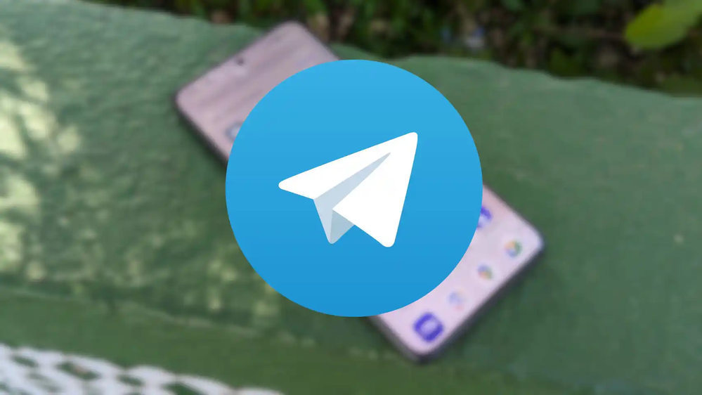 Fotomontaje del icono de Telegram sobre un móvil. Adrián Raya