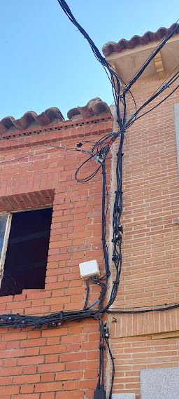 1Estado del cableado despues de la retirada del poste.jpg
