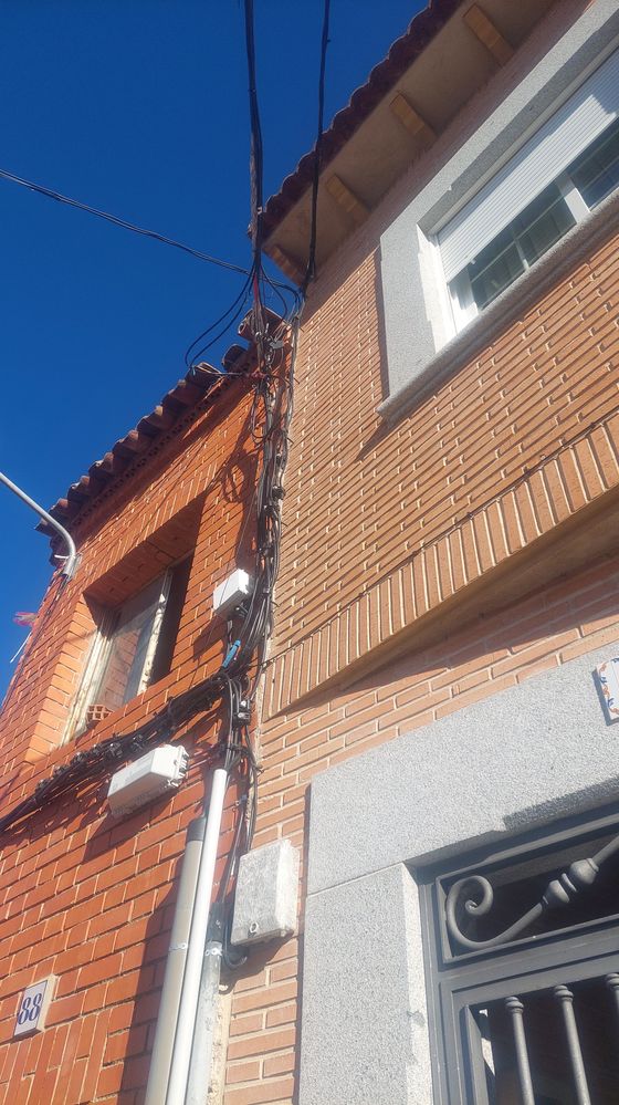 3Vista actual de los cables y cable pendiente de retirar.jpg