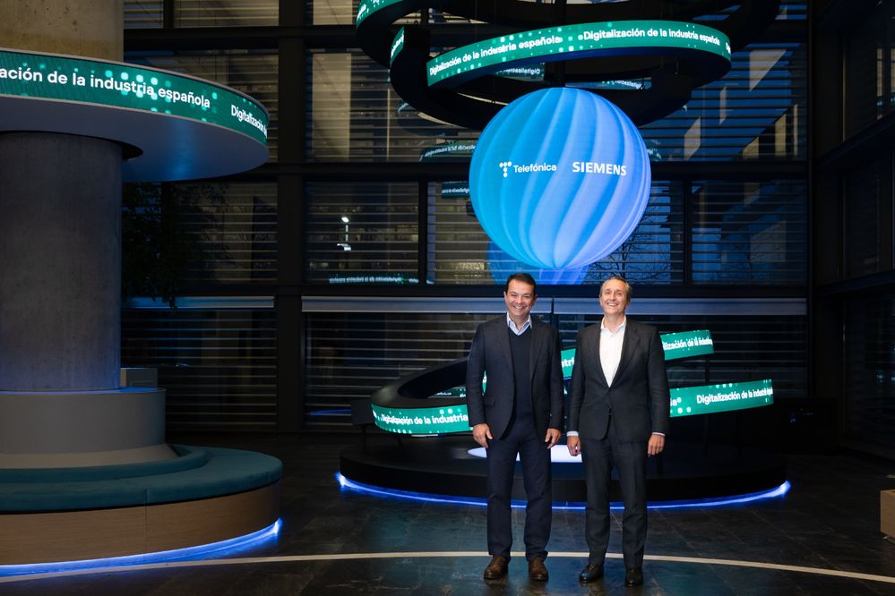 de izquierda a derecha, José Ramón Castro, director general Digital Industries de Siemens para España y Portugal, y Eduardo Ariste, director general de Empresas de Telefónica España.