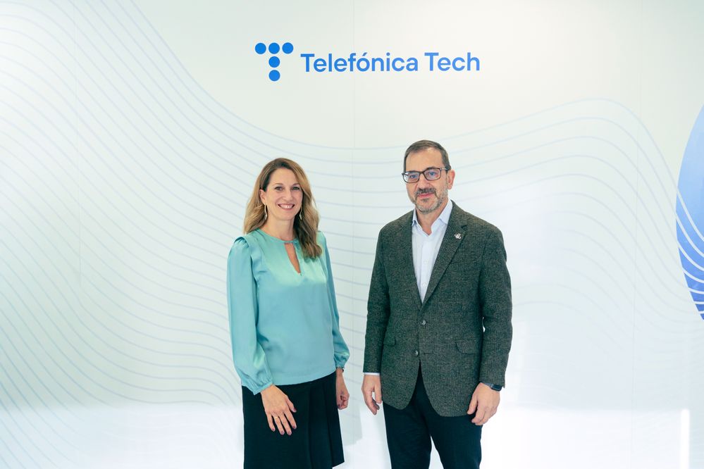 De izq. a dcha.: Raquel Ruíz Lozano (Telefónica Tech) y Adolfo Hernández Pulido (IBM)