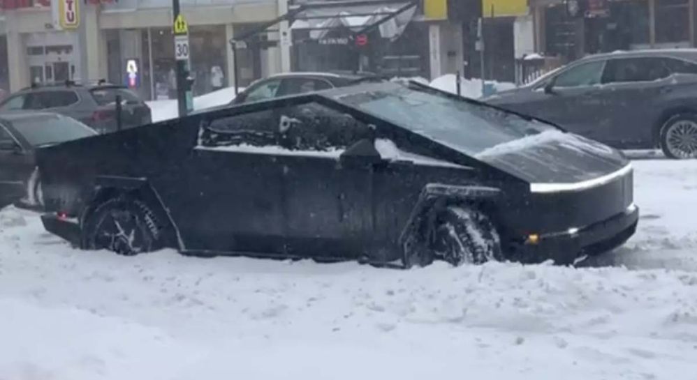 Cybertruck de Tesla atrancado en la nieve.jpg