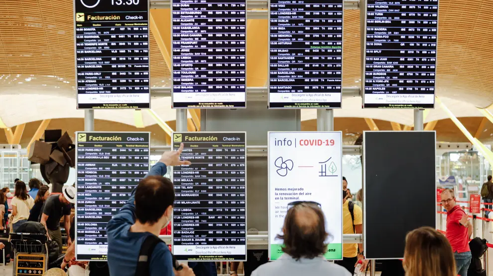 Pantallas con los vuelos de la Terminal 4 del Aeropuerto Adolfo Suárez Madrid Barajas. Carlos Luján / Europa Press