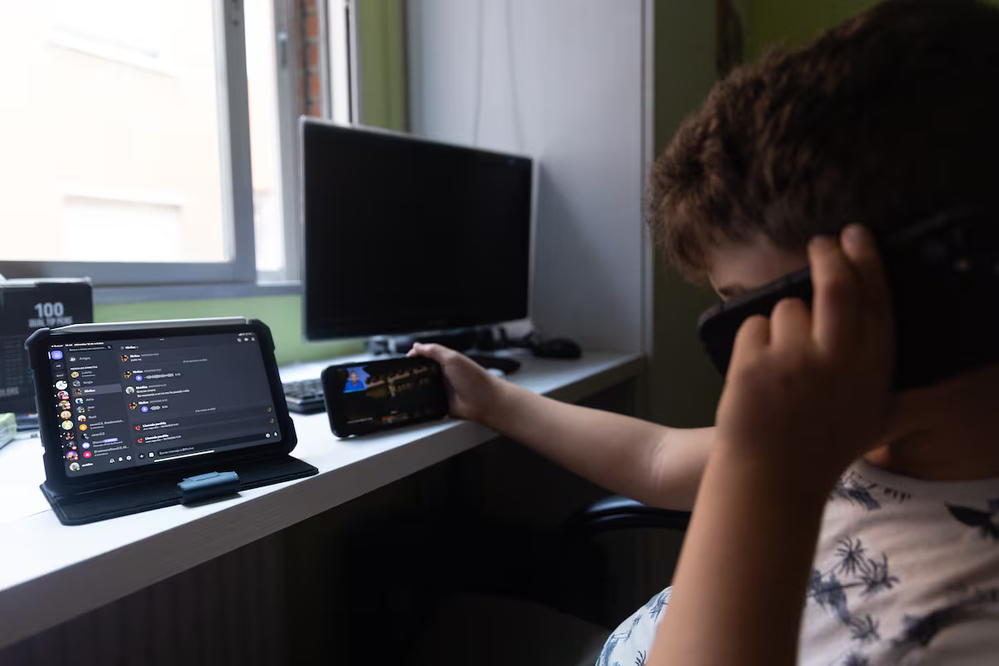 Un niño usa el teléfono móvil y una tablet el 18 de octubre de 2023, en Madrid. Eduardo Parra / Europa Press (Europa Press)