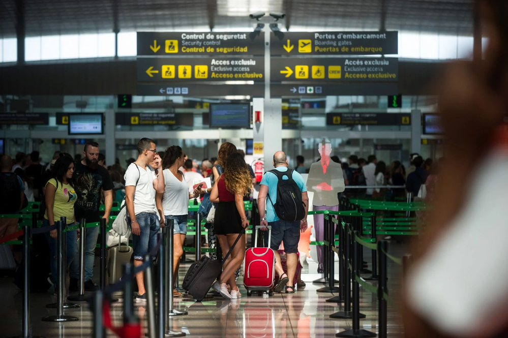 Turistas en el aeropuerto del Prat, en una imagen de archivo Inés Baucells