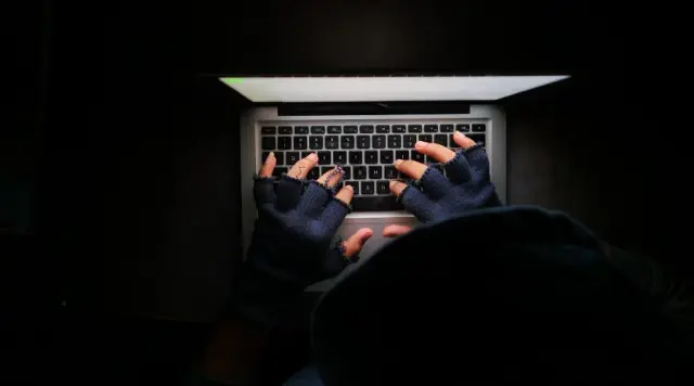 Los ciberdelincuentes suplantan al SEPE para acceder a los datos personales y bancarios de sus víctimas. / towfiqu barbhuiya vía Canva.com