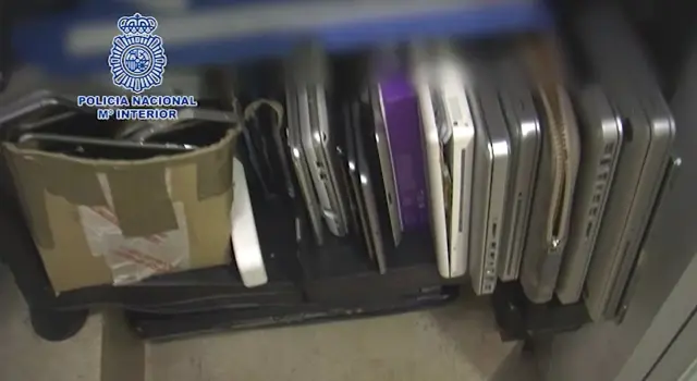 Móviles incautados durante uno de los registros de SIM swapping. / POLICÍA NACIONAL