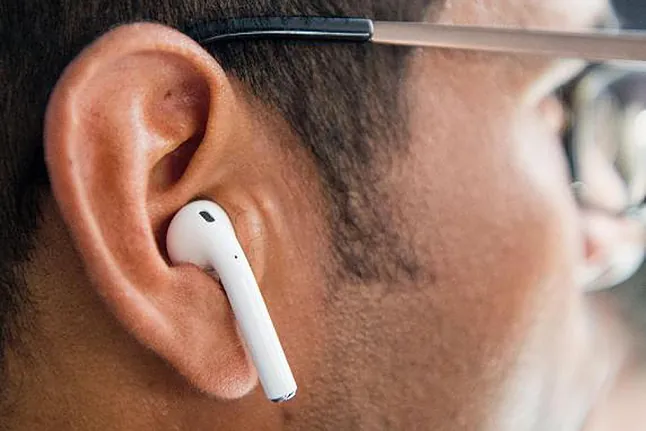 Un hombre con un auricular inalámbrico. Corriere della Sera