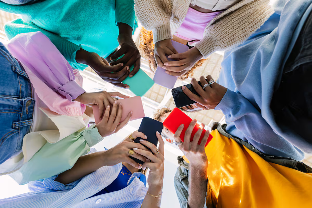 Un grupo de jóvenes sosteniendo teléfonos móviles.  Xavier Lorenzo (Getty Images)