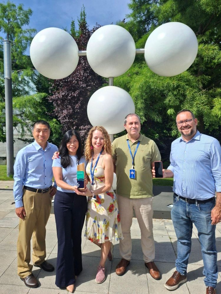 Foto de equipo con Award TM Forum.jpg