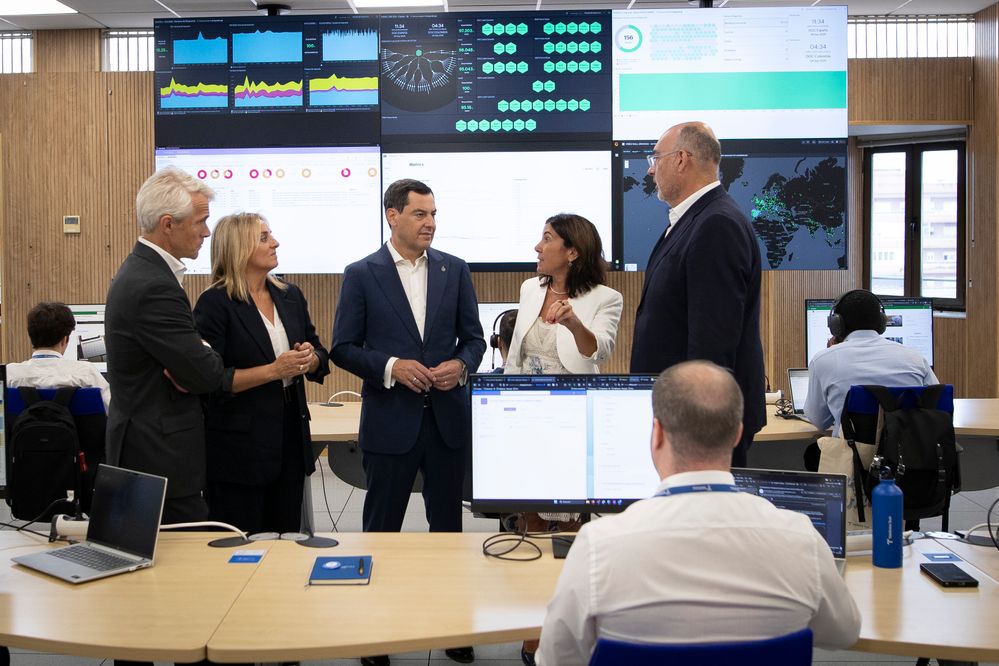 De izquierda a derecha: Borja Ochoa, presidente ejecutivo de Telefónica España; la alcaldesa de Granada, Marifrán Carazo; el presidente de la Junta de Andalucía, Juan Manuel Moreno; la COO de Telefónica Tech para España y América, María Jesús Almazor, y el consejero delegado de Telefónica, Emilio Gayo.