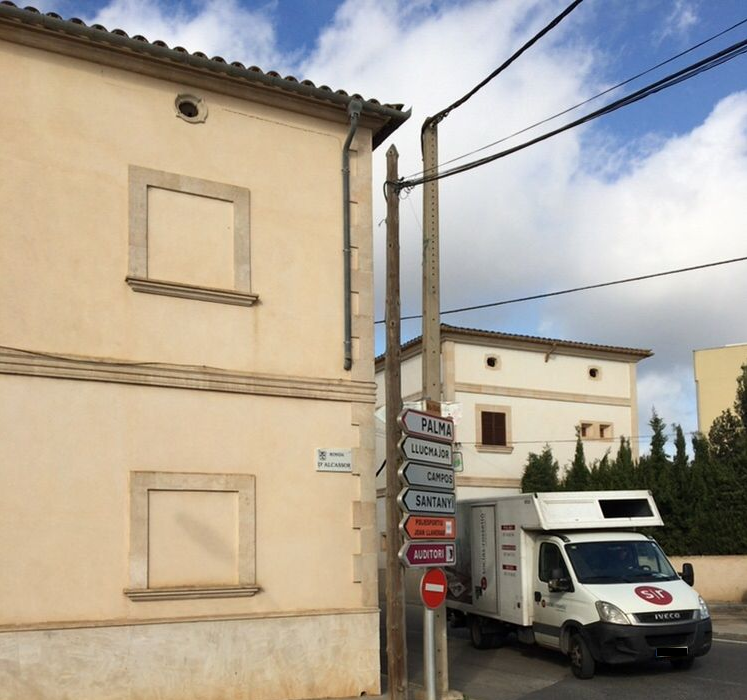 Retirada de poste telefónico en via pública de Porreres.PNG