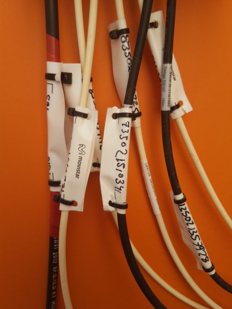 Numeros de los dos cables negros que sale hacia la arqueta de la acera para otras viviendas.jpg